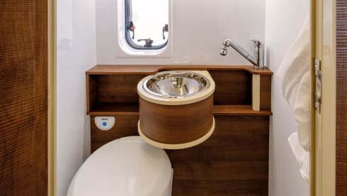 I-type – New bus camper with 4 permanent sleeping places
