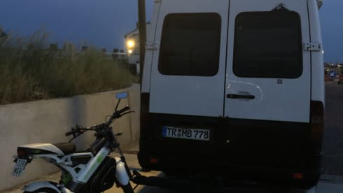 Campino – Camper with electric motorcycle + stand-up paddleboard - 25% discount possible