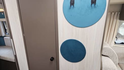 Rimor has it. –     La Grande Fuga – Spazioso camper familiare a 6 posti letto
