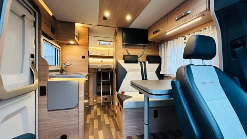 Prachtige Mercedes Benz 4 personen camper  – Uit gerust met Starlink satelliet internet 
