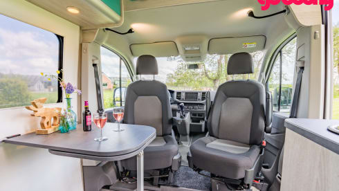 Fluistercamper – 100% electric VW Crafter, 2 persons, interior 2023