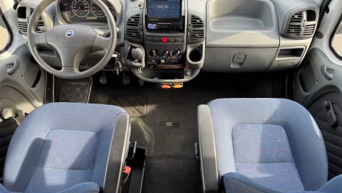 Bel camper semi-integrato Dethleffs per un massimo di 4 persone