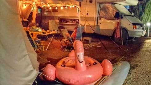 Atmospheric 5-person camper including bedding