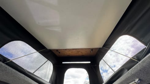 Sunshine Daisy – 4 berth Volkswagen campervan from 2006