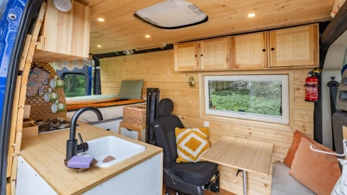 Ollie – Comfortable, attractive 2 person bus camper