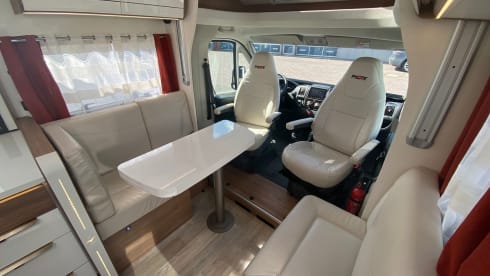 Pilote P746C – Camper Pilote nuovo, molto lussuoso, attrezzato con 4 posti letto