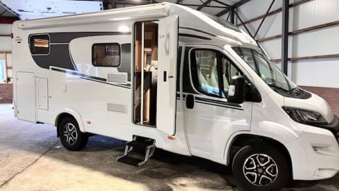 Pura Vida – Available for rent in Spain from October 1st: 2-person semi-integrated camper 