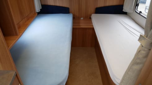 Chausson Flash 16, 4-person, longitudinal beds, pull-down bed!!