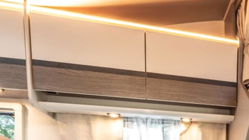 XGO King 1 – Brand new and luxurious alcove camper for 5
