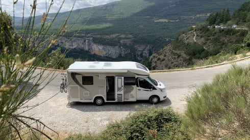 New (2022) spacious camper with Kingsize lifting bed - Chausson 720, model 2022  