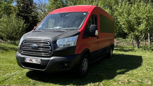 Rocco – Welkom in Rocco, onze rood zwarte Ford Transit Camperbus