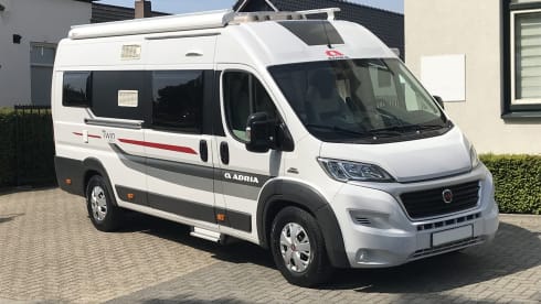 Twinny – Adria 640 SLX, length beds, solar panel, tow bar, roof rack, bike rack