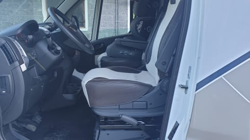 Challenger 7 seats