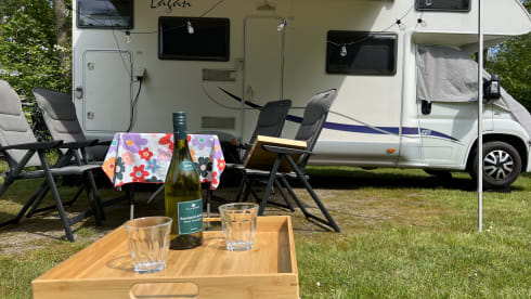 McLouis – Neat 6 person McLouis alcove camper with bunk bed
