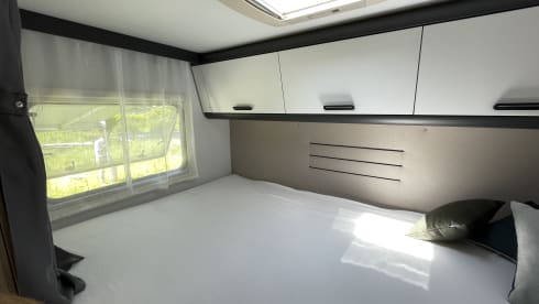 Queen A - Modern and luxurious 6-person alcove camper