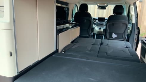 Belle Mercedes Vito, version polo Marco dans la Nieuwstraat