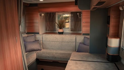 Lily – Lily - Luxury 4 Berth, Automatic Motorhome 