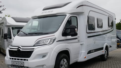 Etrusco T740, Queens- and pull-down bed, 4 sleeping- 4 seats.