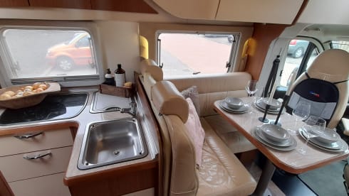 Luxury motorhome 4 persons automatic.