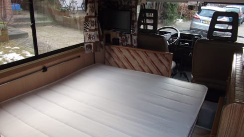 Nostalgic Oldtimer on LPG, 2/4p, fixed bed, roof racks.