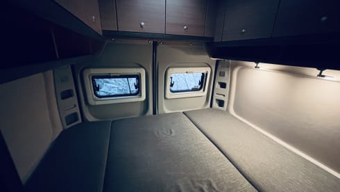 Comfortabel op avontuur als gezin van 4 of met z’n tweeën – 4P bus camper Fiat Ducato - Knaus Boxstar (transverse bed 2P + lifting bed 2P)