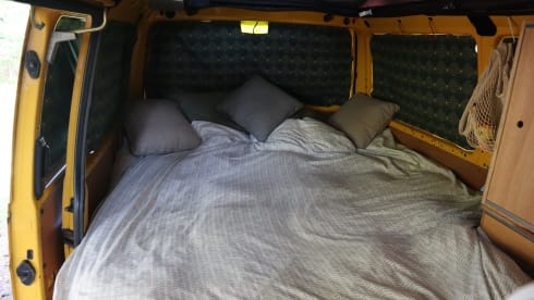 De Gele Bus – On the road with the Yellow Bus! (VW T4 from '99)