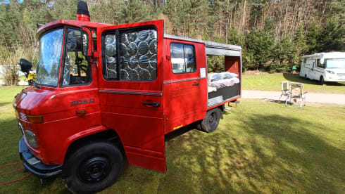 Brandy – Classic Fire Department Mercedes-Benz campervan from 1980