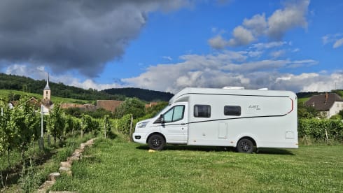 Spacious camper, full option, incl. air conditioning, for up to 4 people. 