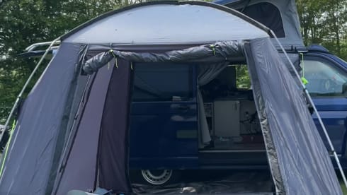 Billy – Cute 4p VW T5 Campervan with pop-up roof and complete equipment