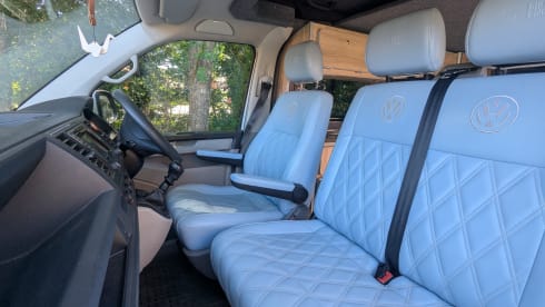 Colin – VW campervan, pop-top 4 berth