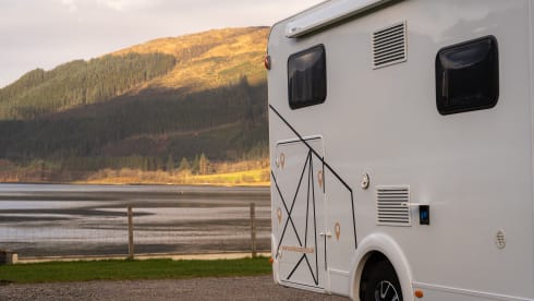 T7400SBC – Etrusco 5 berth 4 seatbelts 2021, Automatic, 5G Internet, TV, Solar Panels