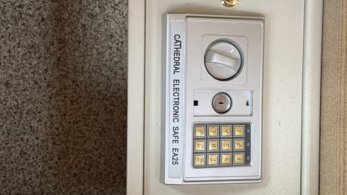 The Family Fun-Mobile – Camper completamente fuori rete / Famiglia 6 posti letto [3 zone notte separate,