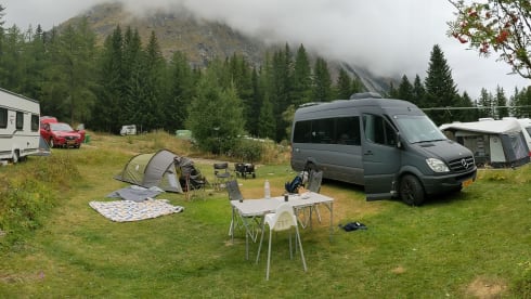 De Avonturierbus 🚐 – Zweisitziger Mercedes-Benz Bus aus dem Jahr 2010