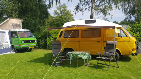 CHICO – cozy, neat, canary yellow oldtimer VW T3 for rent!