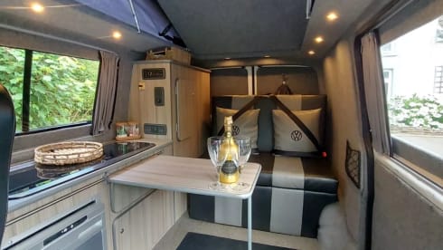 Great value cheapest on Goboony – Great looking Vw campervan 4 birth with awning 