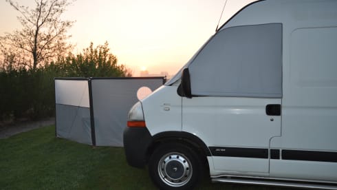 Fully equipped 2-person Renault camper van with bed up to 175 x 205 cm