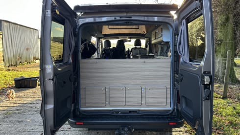 Ronnie Renault – 4 berth Renault Trafic campervan from 2017