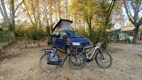 Bommeltje VW T5 met extra ruime leefruimte door verlengde versie. Uniek in de verhuur!  – VW T5 extended version with large lifting roof  