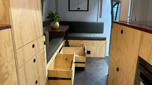 De Craftallic – 3-person camper van with lift bed