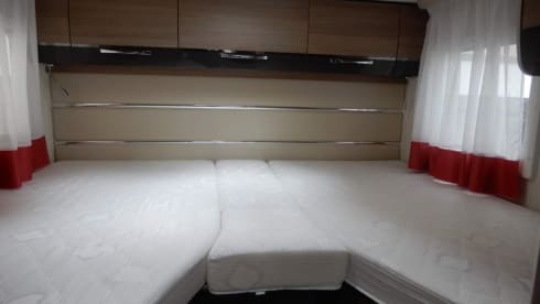Challenger – Beautiful Comfortable Camper 170 hp (2-4 persons)