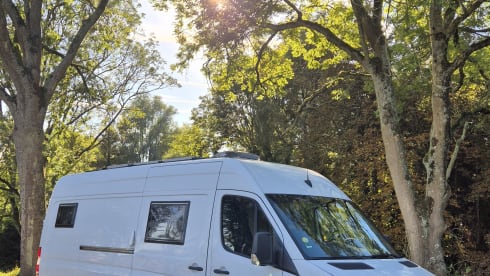 Zweisitziger Mercedes-Benz Bus aus dem Jahr 2016