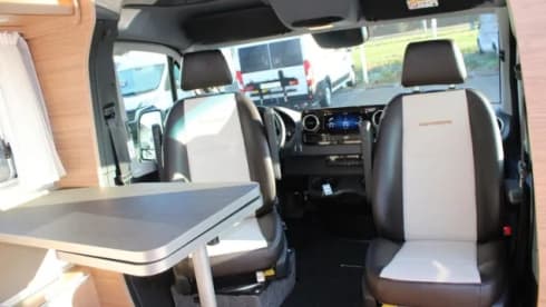 Roxi – Beautiful, luxury Dethleffs semi-integrated camper (4p) from 2021 (incl. Maxx fan!)