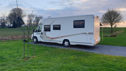 Very luxurious, spacious and comfortable camper with Queen size bed, super complete!