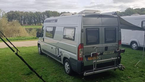 Avanti La Strada – Luxury Bus Camper | 4 sitting/3 sleeping | Kitchen/Toilet/Motorcycle air conditioning/Bicycle carrier