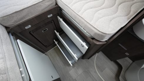 Location de camping-car semi-intégré de luxe Benimar – automatique – 5 places – 2026