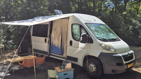 Ontsnap samen (met klein kind) in onze unieke zelfbouwcamper!