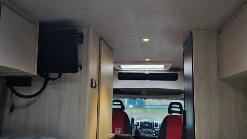 Black Beauty – Kingsize fixed length beds, 2p camper complete