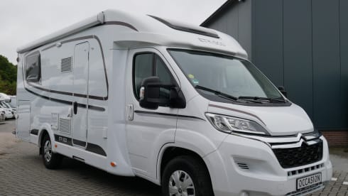Etrusco T740, Queens- and pull-down bed, 4 sleeping- 4 seats.