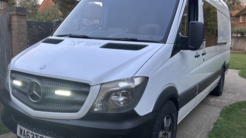 Callie – 5 berth Mercedes-Benz campervan from 2014