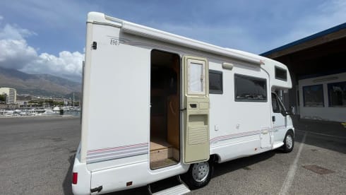 Gennaro – Camper Mansardato per 7 persone